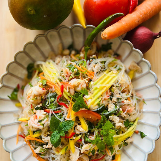 Frisse salade met glasnoedels scampi's en gehakt