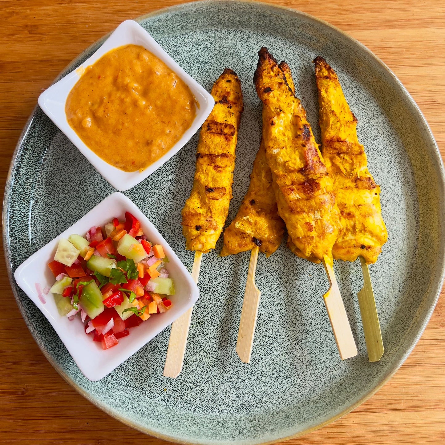 Kipsaté met pindasaus en garnituur van groenten